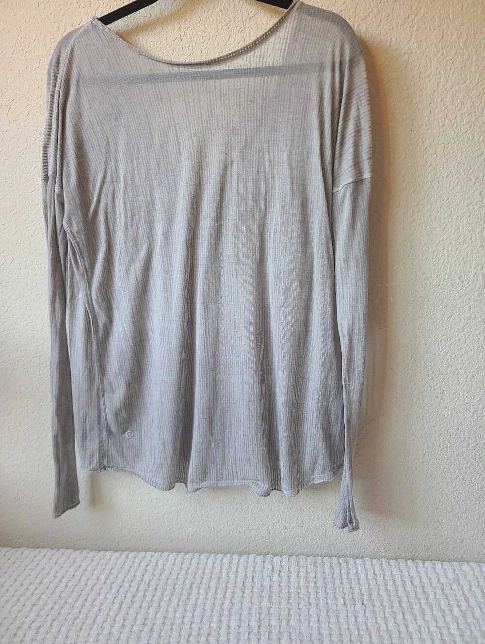 Lululemon Flip Your Dog Long  Light Gray Ribbed V-Neck Long Sleeve Top Size 4